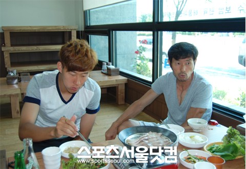 ▲ 손흥민(왼쪽)과 아버지 손웅정 춘천 FC 유소년팀 감독