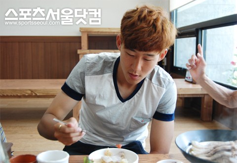 ▲ 훈련을 마치고 식사를 하고 있는 함부르크SV 손흥민