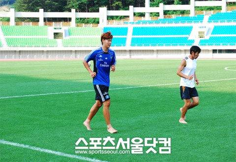 ▲ 마무리 훈련을 하고 있는  손웅정 감독(오른쪽)과 손흥민