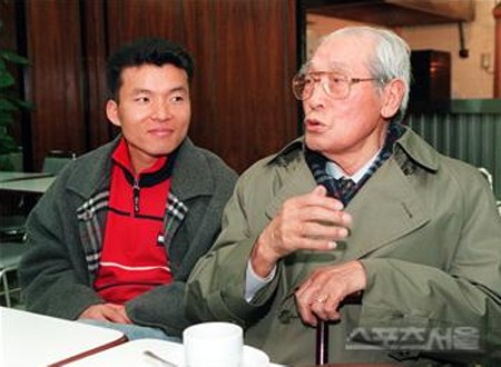 ▲ 황영조(왼쪽)는 고 손기정 선배의 한을 56년 만에 풀어준 영웅이다