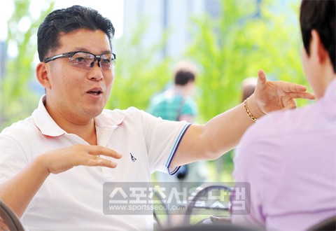 ▲ 인터뷰 중인 황영조 국가대표팀 및 국민체육진흥공단 마라톤 감독