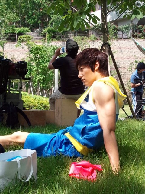 ▲ 완벽한 팔근육을 드러내 화제를 모은 최진혁/tvN 로맨스가 필요해 공식 트위터