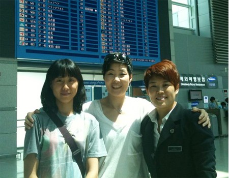 ▲ 임은주(가운데) 전 심판이 독일 월드컵에 나서는 김경민(왼쪽)과 차성미 심판을 출국장에서 격려하고 있다 <임은주 교수 제공>