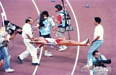 ▲결승선 통과 후 들것에 실려나가는 황영조