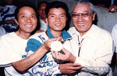 ▲고 정봉수(왼쪽) 감독과 고 손기정(오른쪽) 선생과 기념 사진