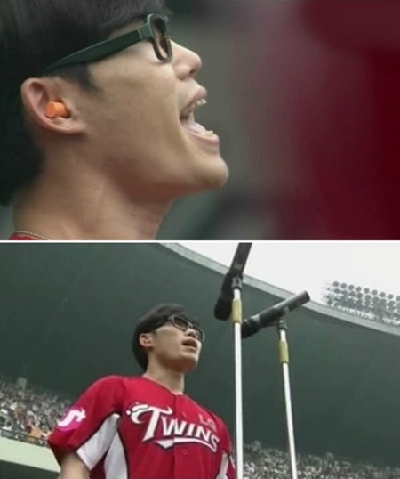 ▲야구장에서 애국가를 부르다 가사를 틀려 화제를 모은 김범수.  /사진=유투브 영상 캡처