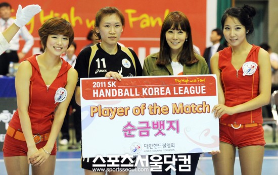 ▲배우 김정은(오른쪽 두번째)이 삼척시청 심해인에게 오늘의 MVP를 시상하고 있다. /노시훈 기자