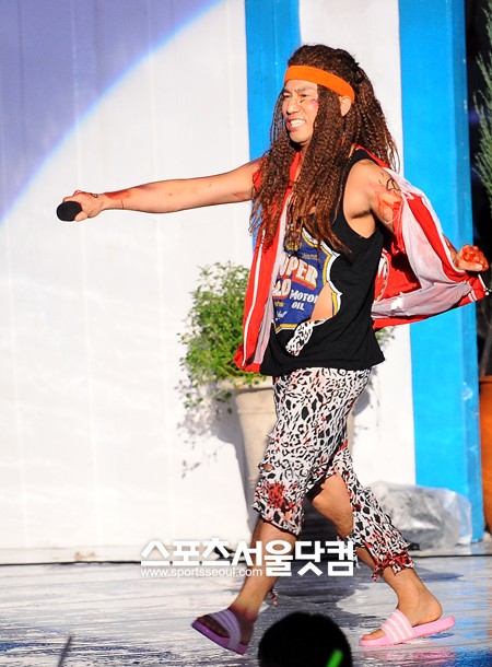 ▲독특한 패션으로 무대에 오늘 UV 유세윤. / 배정한 기자