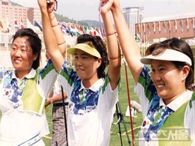 ▲ 1992년 바르셀로나 올림픽 여자 양궁 단체전 금메달을 따 낸    이은경(왼쪽), 김수녕(가운데), 조윤정(오른쪽)
