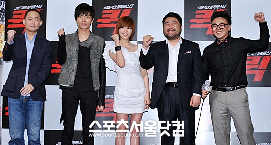 ▲파이팅을 외치고 있는 조범구 감독, 이민기, 강예원, 고창석, 김인권(왼쪽부터). /문병희 기자