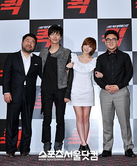 ▲다정하게 포즈를 취하고 있는 고창석, 이민기, 강예원, 김인권(왼쪽부터).