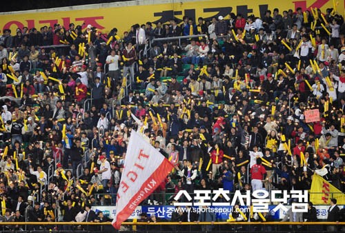 ▲잠실 야구장 3루쪽 스탠드를 가득 메운 KIA 타이거즈 팬들 /더팩트DB