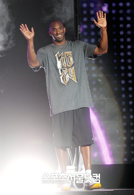 ▲ 무대 중앙에 설치된 스크린 사이로 화려하게 등장한 코비 브라이언트