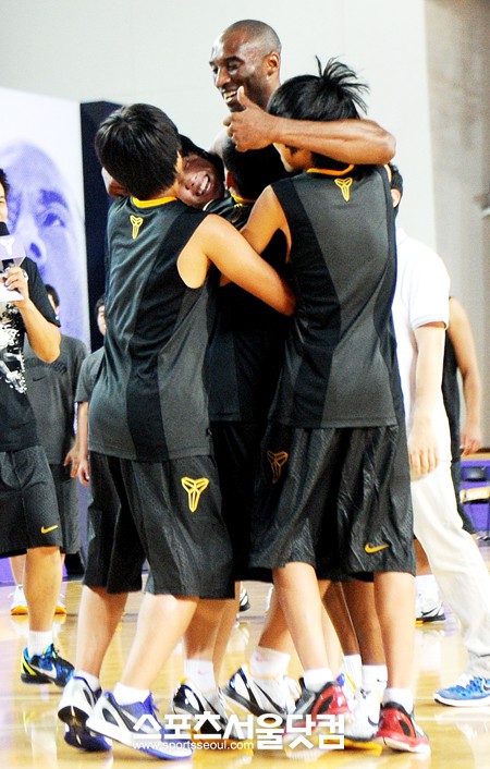 ▲ 코비 브라인어트는 이날 행사 내내 진지하고 친절한 자세로 학생들과함께 했다