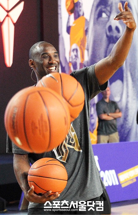 ▲ 코비 브라이언트는 행사 후 팬들에게 자신의 싸인을 새겨 넣은 농구공을 선물하며 다시 만날 것을 약속했다