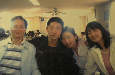 ▲ 노철래 원내대표의 가족사진. 연배보다 2~3년 늦게 결혼해 아들과 딸이 어린 축에 속한다. / 사진제공=노철래 의원실