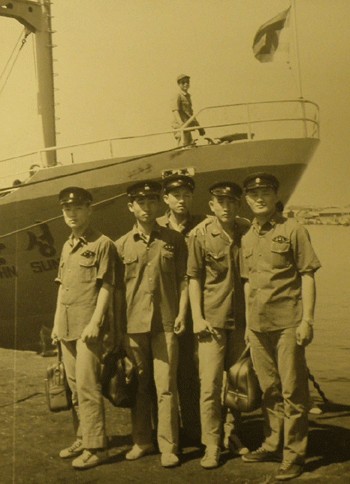 ▲ 충남 서천 문산에서 출생한 노철래 원내대표(오른쪽)는 배를 타고 군산고등학교를 통학했다. / 사진제공=노철래 의원실