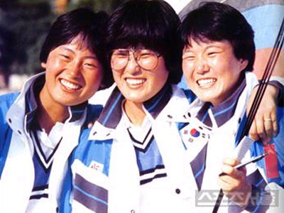 ▲ 김수녕(오른쪽)은1988년 서울올림픽 양궁 여자 단체전에서 윤영숙(왼쪽), 왕희경과 함께 금메달을 따 2관왕이 됐다.