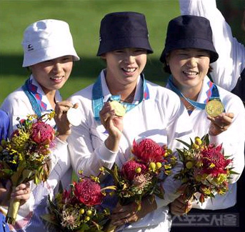 ▲ 김수녕(오른쪽)은 마지막 올림픽 무대에서 후배 윤미진(왼쪽), 김남순과 함께 단체전 금메달을 거머쥐었다.