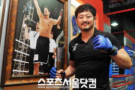 ▲윤동식은 선수 생활을 3~5년 정도는 너끈히 할 수 있다며 주먹을 불끈 쥐었다