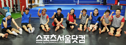 ▲격투기의 대중화를 위해 열정을 다하고 있는 윤동식은 수강생들과 함께 힘찬 발걸음을 시작했다