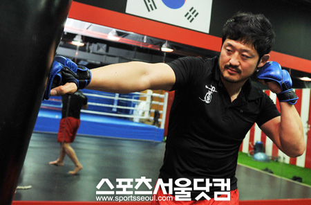 ▲지난 6월 종합 스포츠센터를 열며 사업가로 변신한 미스터 암바왕 윤동식