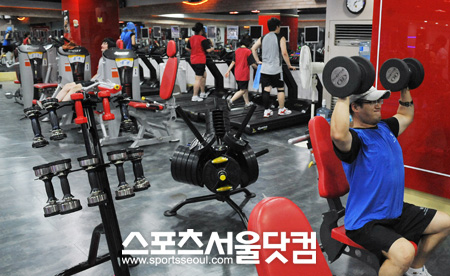 ▲웨이트 트레이닝 시설을 비롯해 다양한 시설을 갖춘 윤동식 토탈 스포츠클럽 내부 전경