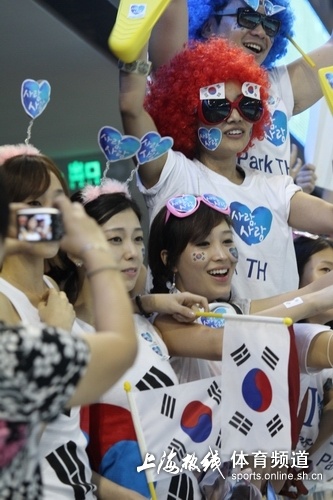 ▲ 상하이 세계수영선수권대회에서 박태환을 응원하는 한국 미녀 응원단이 현지 언론의 관심을 한몸에 받고 있다<출처 - 온바오닷컴>