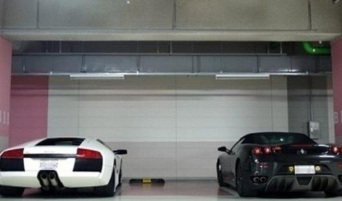 ▲최근 네티즌 사이에서 인기를 모으고 있는 사진. 고가의 외제차 사이에 차마 주차할 수 없는 남성 운전자들의 심정을 담고 있다. /사진=인터넷 캡처