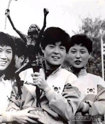 ▲ 임계숙(가운데), 여자 하키의 전설로 우리에게 돌아왔다