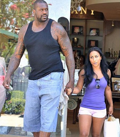 ▲ 샤킬 오닐(40)이 여자 친구 니콜 알렉산더와 쇼핑 센터에서 데이트를 즐기고 있다 <사진 출처 - 영국 데일리메일 캡처>