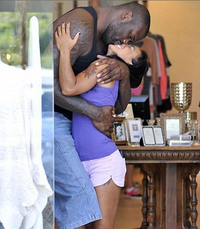 ▲▲ 샤킬 오닐(40)이 여자 친구 니콜 알렉산더와 쇼핑 센터에서 데이트를 즐기고 있다 <사진 출처 - 영국 데일리메일 캡처>