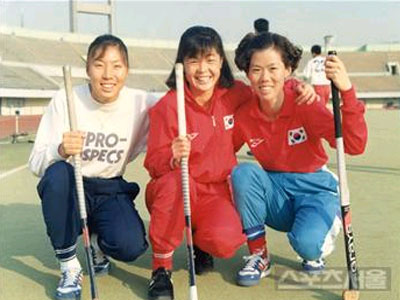 ▲ 국가대표팀 동료 한금실(왼쪽), 이경희(오른쪽)와 포즈를 취한 임계숙.
