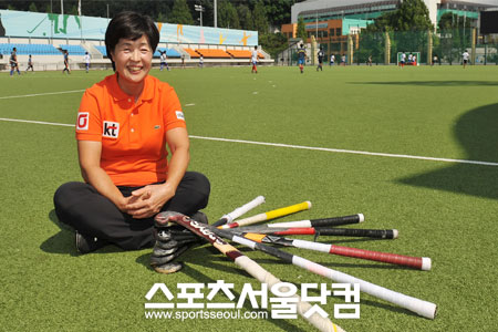 ▲ 23년이 지난 지금, 성남 종합운동장에 감독으로 다시 선 그는 고향에 온 것같다며 옛 시절을 회고한다