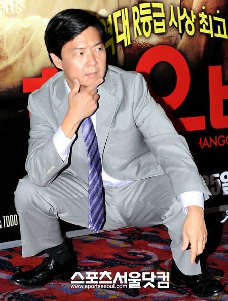 ▲쪼그려 앉은 채 포즈 취하는 켄 정. /노시훈 기자