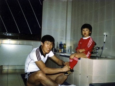 ▲ 어린 시절 차범근(왼쪽)이 아들 차두리(오른쪽)의 축구화 끈을묶어주고 있다 <차두리 C로그>