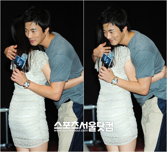 ▲팬과 포옹하는 배우 권상우. / 배정한 기자