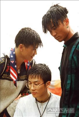 ▲‘서태지와 아이들’ 1993년 당시 활동 모습. 서태지를 둘러싸고 춤꾼 포스를 내뿜고 있는 양현석(왼쪽)과 이주노.