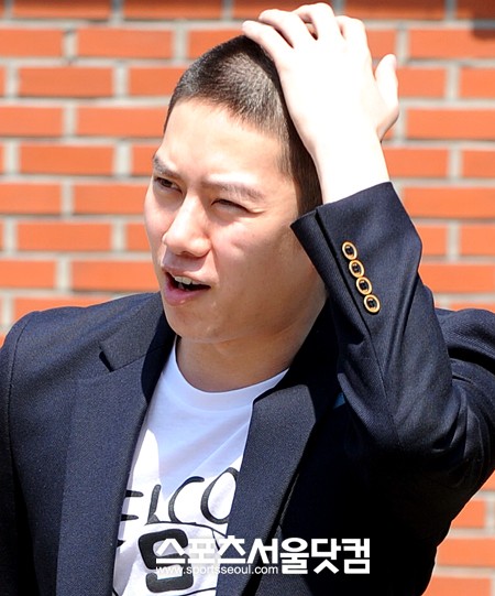 ▲어색한 듯 머리 쓸어넘기는 김희철. /노시훈 기자