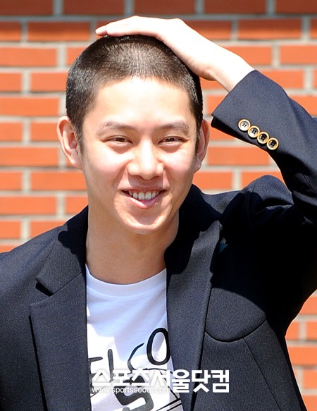 ▲어색한 듯 머리 쓸어넘기는 김희철. /노시훈 기자