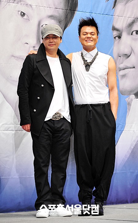 ▲어깨동무를 하고 포토타임을 갖고 있는 양현석(왼쪽)과 박진영. /문병희 기자