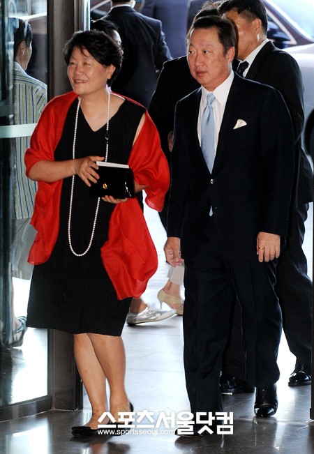 ▲부인과 함께 정지이 전무 결혼식 참석한 박용만 두산 회장. /노시훈 기자