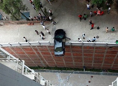 ▲ 옥상 주차장에서 애정 행각을 벌이던 중 후진기어를 넣어 목숨을 잃은 뻔한 중국의 중년 연인 <사진 - 영국 데일리메일 보도 캡쳐>