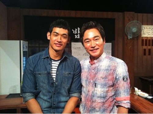 ▲방송에서 연인 백지영에 대한 애정을 과시한 후 MC 정보석과 사진을 찍은 정석원(왼쪽)/사진=정석원 트위터