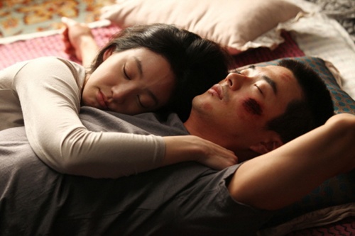 ▲ 영화 통증 스틸컷 속 정려원(왼쪽) 권상우