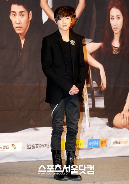 ▲포즈 취하는 강승윤. /노시훈 기자