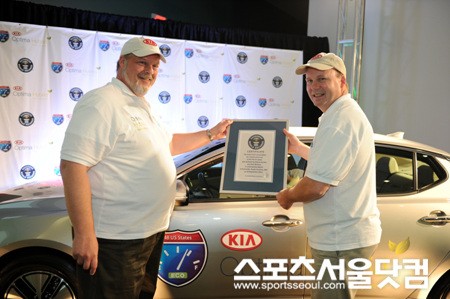 ▲ 드라이버 크리스 버니어스(왼), 웨인 저디스가 K5 하이브리드 기네스북 인증서를 들고 있다.