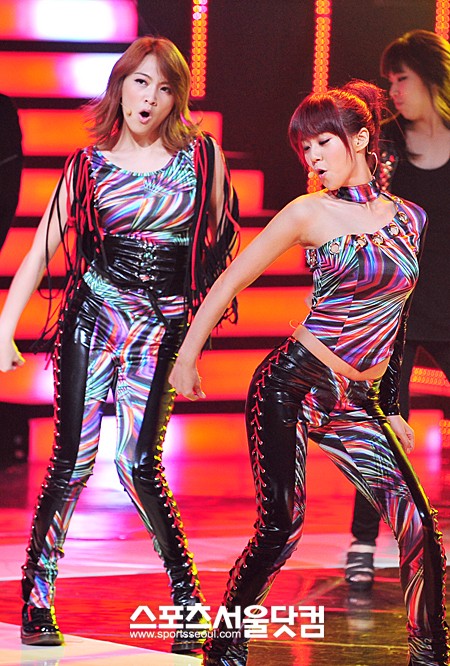 ▲스텝 공개무대에서 섹시한 안무를 선보이고 있는 강지영(왼쪽)과 한승연./문병희 기자