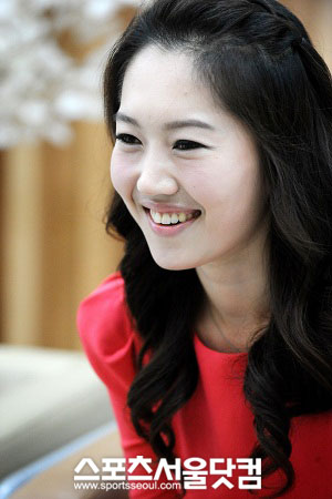 ▲ 엄 아나운서는스포츠 뉴스 진행자로는 이례적으로 교양, 시사 프로그램을 넘나들고 있다