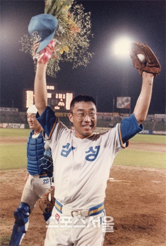 ▲1988년 선수협 창립을 주도했다는 이유로 구단에 버림받은 고 최동원은 삼성으로 트레이드된 1989년 1승,1990년 6승의 초라한 성적을 남기며 쓸쓸히 그라운드를 떠났다.